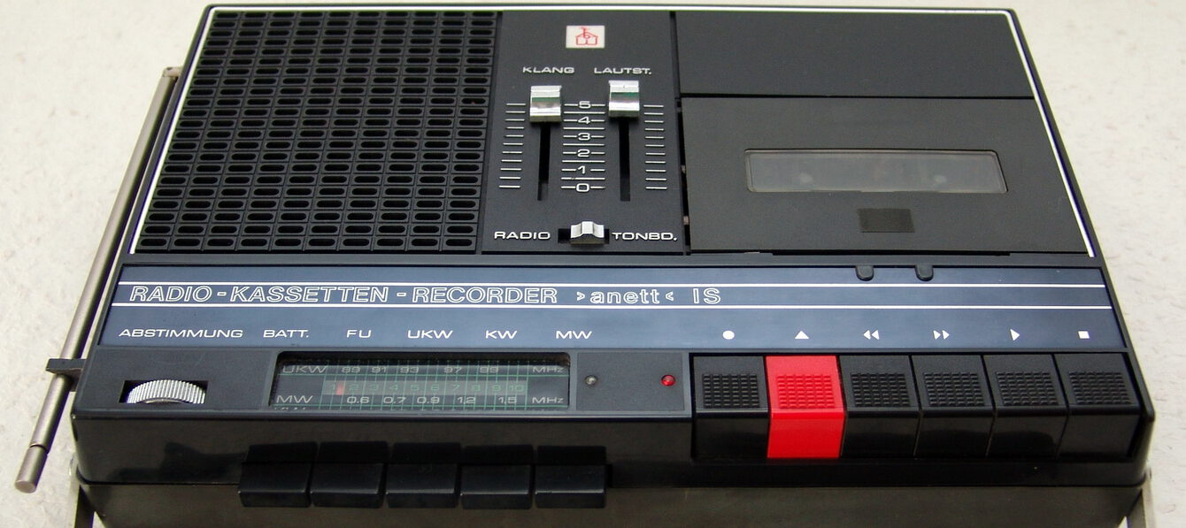 auf Start DDR Radio Kasettenrekorder IS2